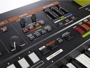 Roland Jupiter 50 synthesizer controlepaneel