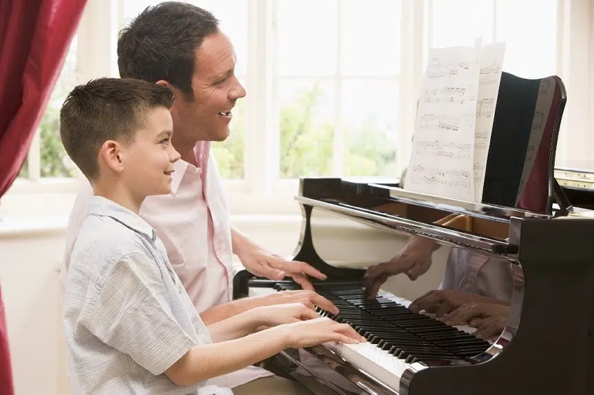 Piano leren spelen om je kind te helpen