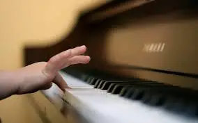 kind Piano leren spelen