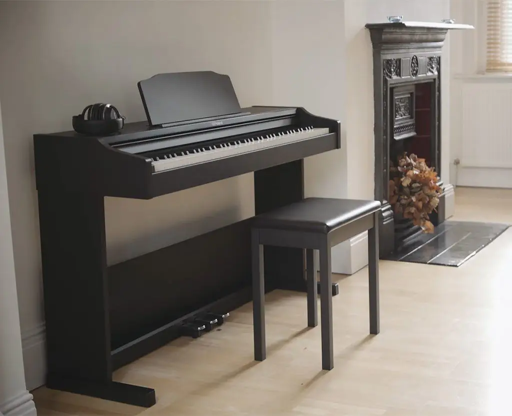 roland rp102 in huiskamer piano