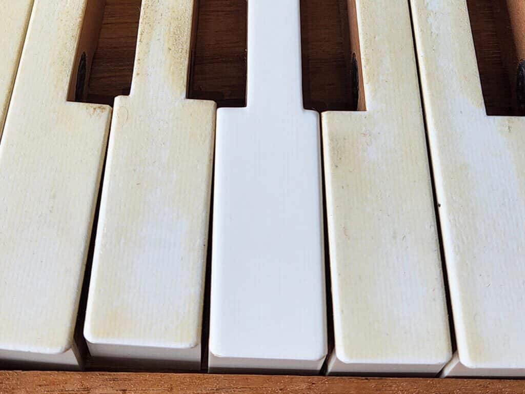 schoonmaken van ivoren piano toetsen