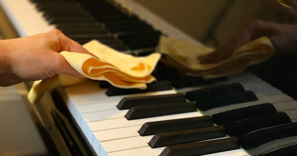 schoonmaken van plastic piano toetsen